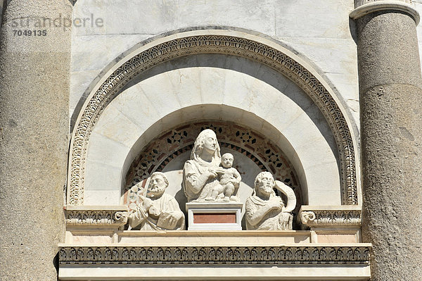 Skulpturen über dem Eingang  Campanile  Schiefer Turm  UNESCO-Weltkulturerbe  Pisa  Toskana  Italien  Europa