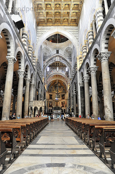 Innenraum  Innenansicht mit Altarbereich  Duomo Santa Maria Assunta  Dom  UNESCO-Weltkulturerbe  Piazza Dei Miracoli  Pisa  Toskana  Italien  Europa