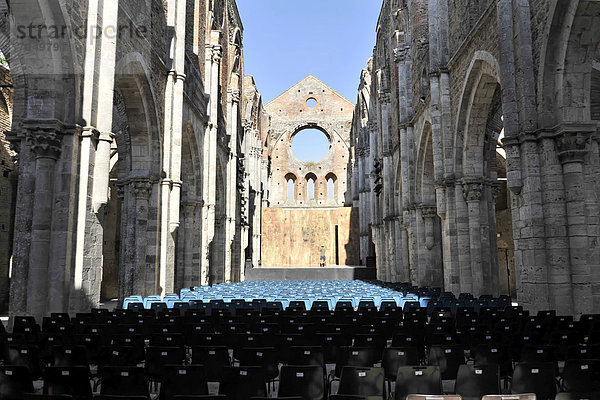 Basilika der Ruine der Zisterzienser-Abtei Abbazia di San Galgano bei Chiusdino  Provinz Siena  Toskana  Italien  Europa