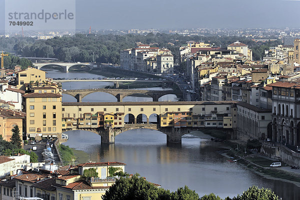 Ausblick vom Monte alle Croci auf die Ponte Vecchio und die Stadt Florenz  Toskana  Italien  Europa