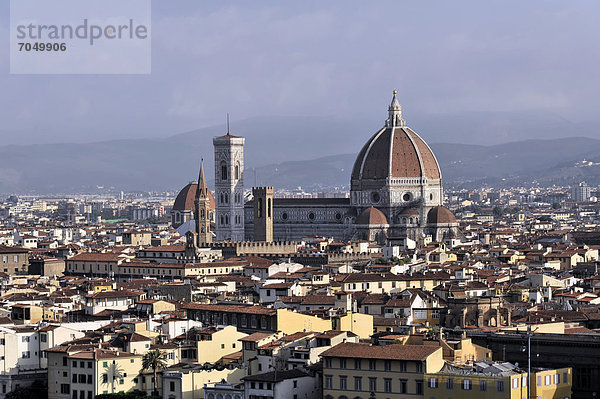 Stadtpanorama mit Dom Santa Maria del Fiore  Ausblick vom Monte alle Croci  Florenz  Toskana  Italien  Europa