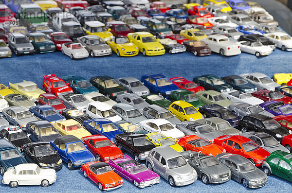 Spielzeugautos zum Verkauf auf dem wöchentlichen Flohmarkt in Dresden  Sachsen  Deutschland  Europa