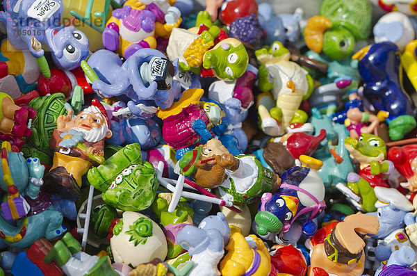 Spielzeugfiguren aus Plastik werden auf dem wöchentlichen Flohmarkt zum Verkauf angeboten  Dresden  Sachsen  Deutschland  Europa