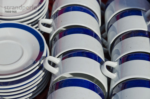 Teller und Tassen zum Verkauf auf dem wöchentlichen Flohmarkt in Dresden  Sachsen  Deutschland  Europa
