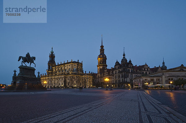Hofkirche und Dresdner Residenzschloss bei Nacht  Dresden  Sachsen  Deutschland  Europa