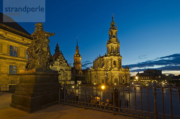 Hofkirche und Dresdner Residenzschloss bei Nacht  von der Brühlschen Terrasse  Dresden  Sachsen  Deutschland  Europa