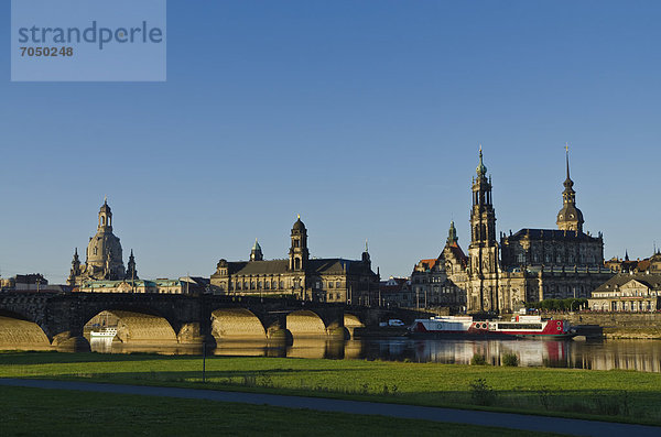 Brühlsche Terrasse mit Frauenkirche und Hofkirche  über die Elbe gesehen  Dresden  Sachsen  Deutschland  Europa