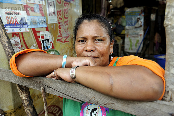 stehend Frau Amerika Fotografie Wohnhaus Eingang Mittelpunkt Zimmer Ghetto Nicaragua