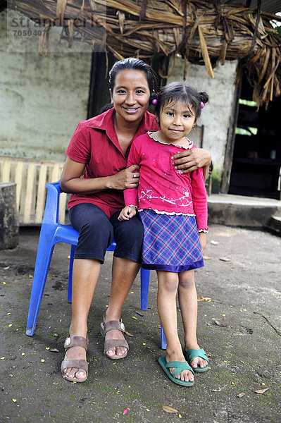 stehend Amerika Fotografie Wohnhaus frontal jung Mittelpunkt Tochter Mutter - Mensch Nicaragua
