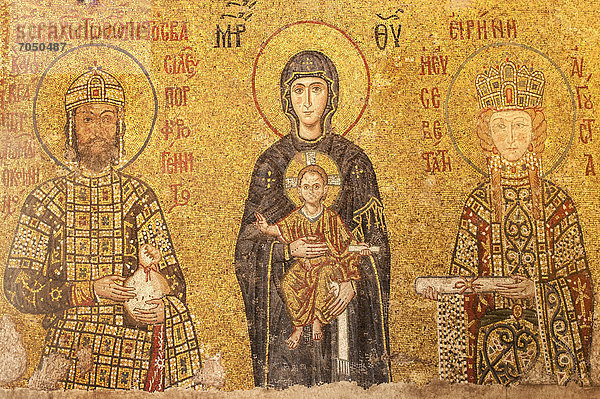 Hagia Sophia  Johannes II. Komnenos Mosaik  Darstellung der Jungfrau Maria mit Kind  dem Kaiser Johannes II. Komnenos und der Kaiserin Irene  Istanbul  Türkei
