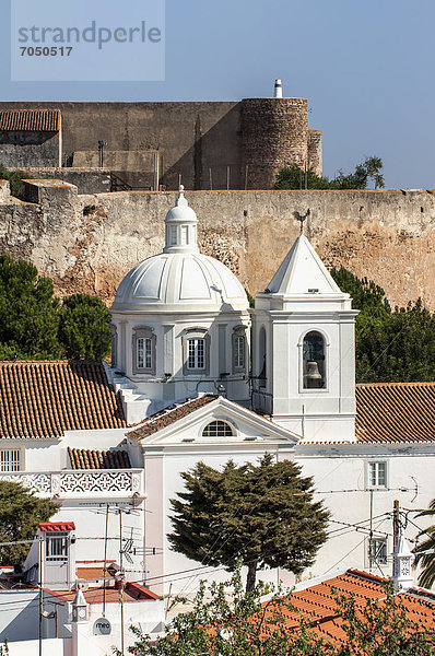 Kirche Nossa Senhora dos Martires mit Burg  Castro Marim  Algarve  Portugal  Europa