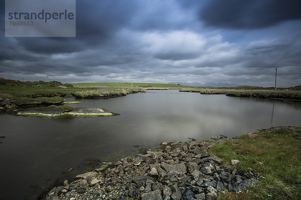Emlaghmore  Flusslauf und dramatischer Himmel  Connemara  Irland|