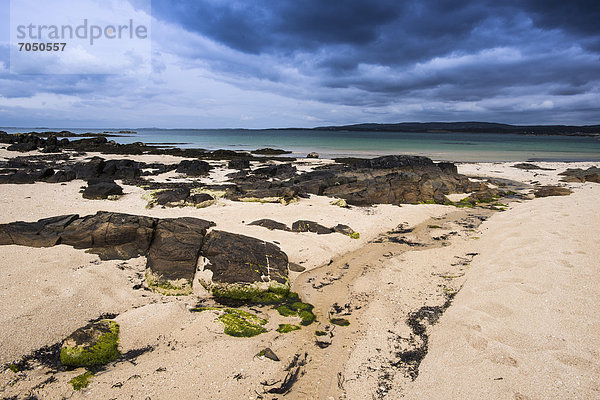 Strandlandschaft und dramatischer Himmel  Connemara  Irland  Europa