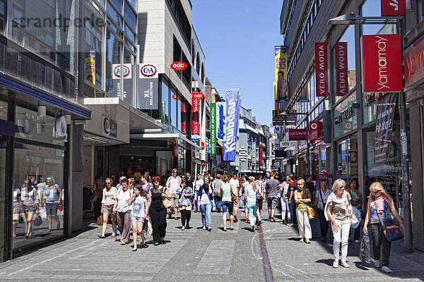 Die Einkaufsstraße Hohe Straße  Fußgängerzone im Zentrum der Innenstadt  Köln  Nordrhein-Westfalen  Deutschland  Europa