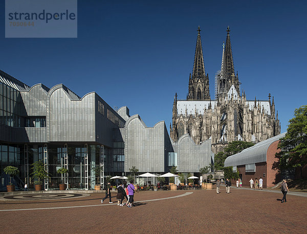 Blick vom Heinrich-Böll-Platz auf Museum Ludwig und Dom  vorne Touristen  Köln  Nordrhein-Westfalen  Deutschland  Europa