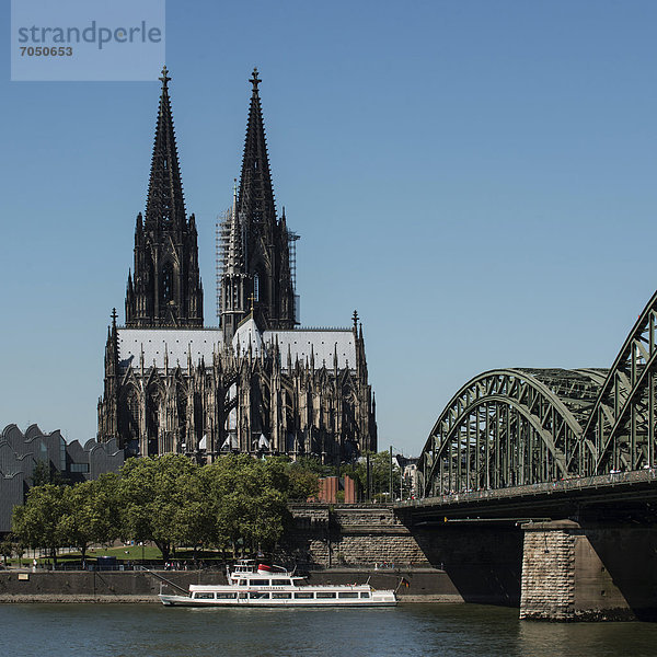 Blick von Deutz über den Rhein  Hohenzollernbrücke  davor Personenschiff Willi Ostermann  dahinter der Dom  Köln  Nordrhein-Westfalen  Deutschland  Europa