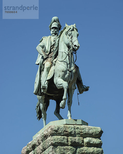 Kaiser Wilhelm I. von Preußen  Reiterstandbild an der Deutzer Seite der Hohenzollernbrücke  Köln  Nordrhein-Westfalen  Deutschland  Europa