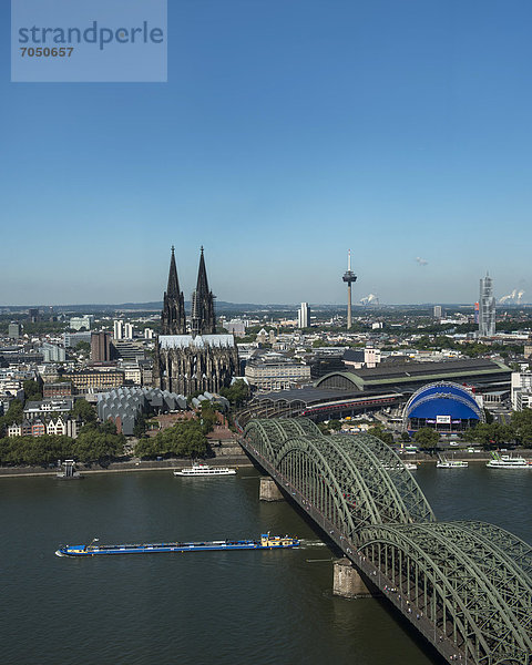 Blick von oben über den Rhein auf Altstadt  Museum Ludwig  Kölner Dom  Hauptbahnhof  Opernzelt und Hohenzollernbrücke  hinten Colonius und Köln-Turm  Köln  Nordrhein-Westfalen  Deutschland  Europa