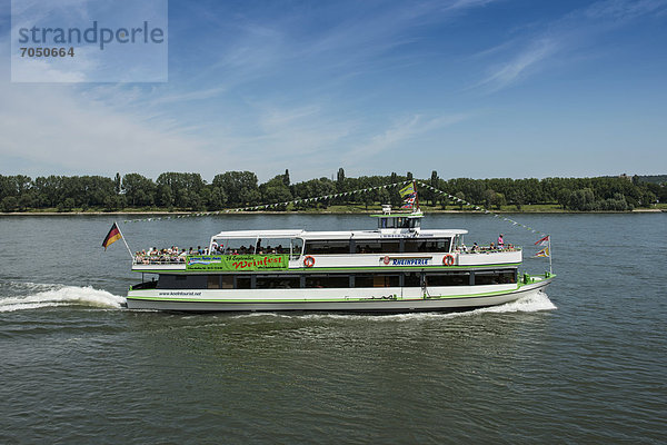 Gut besuchtes Fahrgastschiff Rheinperle der Kölntourist Personenschiffahrt am Dom GmbH auf Fahrt im Rhein bei Köln  Nordrhein-Westfalen  Deutschland  Europa