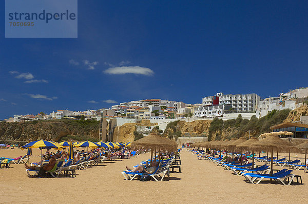 Urlauber am Strand  Praia Dos Pescadores  Albufeira  Algarve  Portugal  Europa