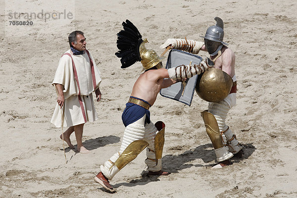 Thraex gegen Hoplomachus  Gladiatoren-Schaukampf der Familia Gladiatoria Pulli Cornicinis von Marcus Junkelmann  Römerfest 2012  Arena Archäologischer Park Xanten  Niederrhein  Nordrhein-Westfalen  Deutschland  Europa ***FREIGABE NUR FÜR REDAKTIONELLE NUTZUNG***