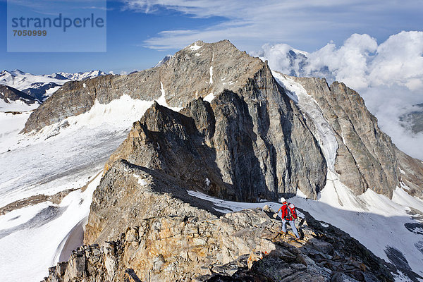 Bergsteiger beim Abstieg vom Hohen Angulus  Ortlergebiet  hinten der Ortler und die Vertainspitz  Südtirol  Italien  Europa