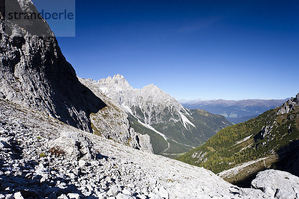 Wanderer beim Aufstieg zum Alpinisteig durch das Fischleintal oberhalb der Talschlusshütte  hinten die Dreischusterspitze  Dolomiten  Hochpustertal  Sexten  Südtirol  Italien  Europa
