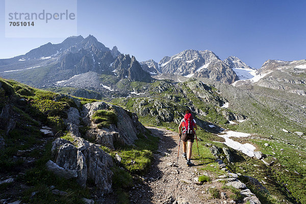 Wanderer beim Aufstieg zur Hohen Wilden im Pfossental  hier auf dem Meraner Höhenweg  Pfossental  Schnalstal  Südtirol  Italien  Europa