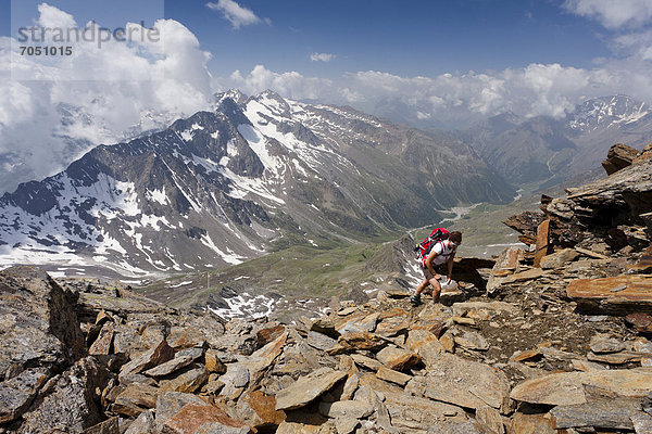 Wandererin beim Aufstieg zur Hohen Wilden  hinten das Pfossental  Pfossental  Schnalstal  Südtirol  Italien  Europa