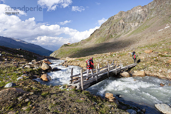 Wanderer beim Abstieg vom Zufallferner zur Marteller Hütte  hinten  im Martelltal  Südtirol  Italien  Europa