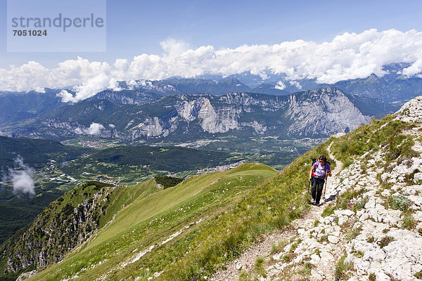 Bergsteiger beim Aufstieg auf den Cornet  hinten das Sarcatal  Trentino  Italien  Europa