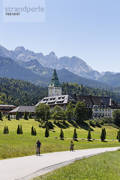 Schloss Elmau  Schlosshotel  Wettersteingebirge  Krün  Werdenfelser Land  Oberbayern  Bayern  Deutschland  Europa  ÖffentlicherGrund