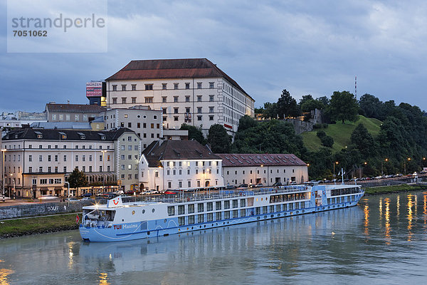 Kreuzfahrtschiff TUI Maxima auf Donau und Linzer Schloss  Linz  Oberösterreich  Österreich  Europa  ÖffentlicherGrund