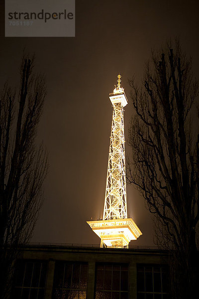 Blick auf den leuchtenden Berliner Funkturm am Abend  Berlin  Deutschland  Europa