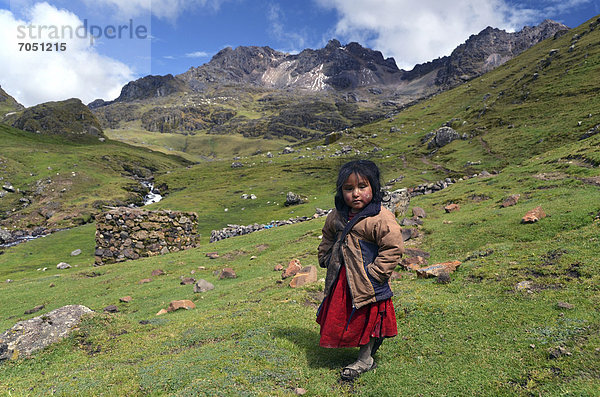 Kleines Mädchen der Quechua Indios in typischer Tracht  Anden zwischen La Paz und Cusco  Grenzgebiet Bolivien  Peru  Südamerika