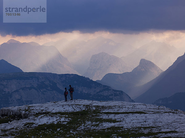 Wanderer im Nationalpark Dolomiti di Sesto  Sextener Dolomiten  Hochpustertal  Südtirol  Italien  Europa