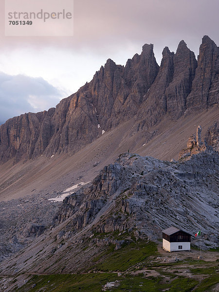 Berghütte mit Blick auf den Paternkofel bei Morrgendämmerung  Drei Zinnen  Nationalpark Dolomiti di Sesto  Sextener Dolomiten  Hochpustertal  Südtirol  Italien  Europa