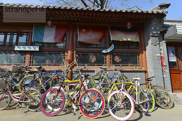 Singlespeed-Fahrräder  angesagtester Radladen Pekings in einem alten traditionellen Hutong  traditioneller Wohnhof  in Peking  China  Asien