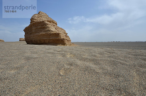 Trockene Wüstenlandschaft mit Felsformationen  historische Seidenstraße  Yumenpass  Yadan Nationalpark  Gansu  China  Asien