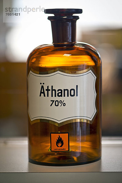 Alte Glasflasche für medizinische Ingredienzien mit der Aufschrift Äthanol 70%  Apotheke  Stuttgart  Baden-Württemberg  Deutschland  Europa