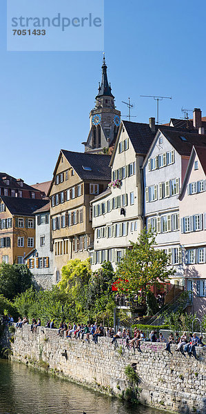 sitzend Europa Mensch Menschen Wand Gebäude Geschichte Fluss Deutschland alt Tübingen Baden-Württemberg