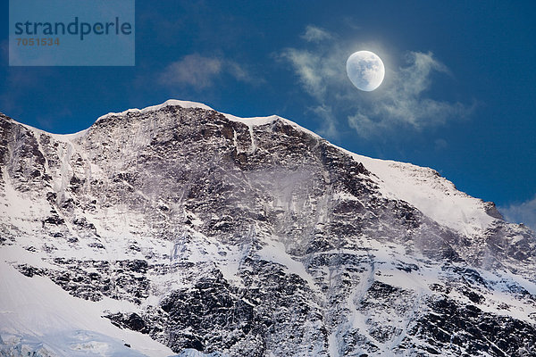 Mond über Berner Alpen  Grimmelwald  Berner Oberland  Schweiz  Europa