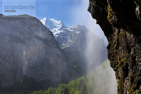 Staubbachfall bei Lauterbrunnen mit Blick auf die Berner Alpen  Berner Oberland  Schweiz  Europa