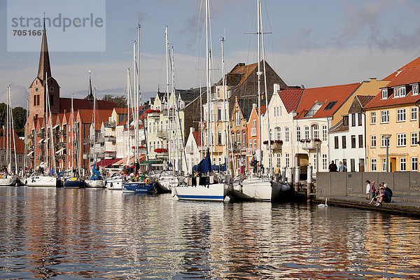 Hafenfront und Uferpromenade in S¯nderborg  Sonderburg  Dänemark  Europa