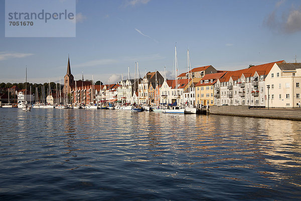 Hafenfront und Uferpromenade in S¯nderborg  Sonderburg  Dänemark  Europa