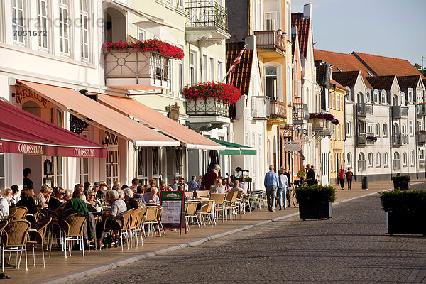 Belebtes Straßencafe an der Uferpromenade in S¯nderborg  Sonderburg  Dänemark  Europa