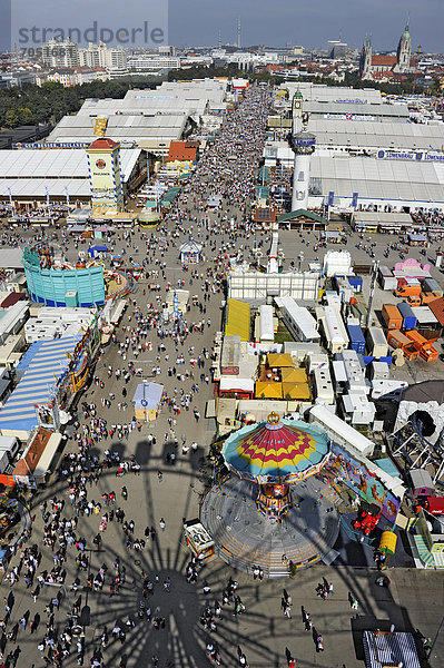 Straße der Bierzelte  Schatten des Riesenrads  Oktoberfest  München  Oberbayern  Bayern  Deutschland  Europa