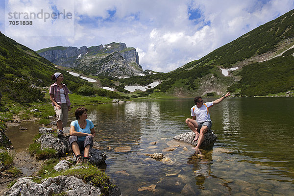 Bergwanderer am Bergsee  Zireiner-See  Kramsach  Rofangebirge  Tirol  Österreich  Europa