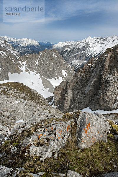Blick vom Hafelekar nach Nord-Westen  hinten links das Wettersteingebirge  die Pleisen-Spitze und der Hohe Gleirsch  Karwendel-Gebirge  Österreich  Europa