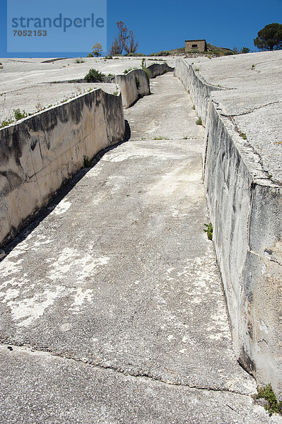 Der Riss  Künstler Alberto Burri  Ruinen aus Erdbeben mit Zement übergossen  Mahnmal  Gibellina Vecchia  Provinz Trapani  Sizilien  Italien  Europa